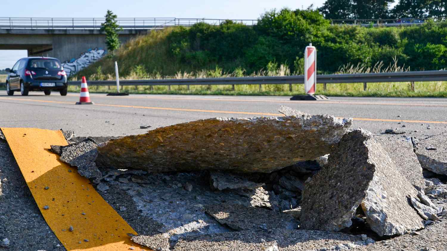 Ein Blow Up Schaden auf einer Autobahn