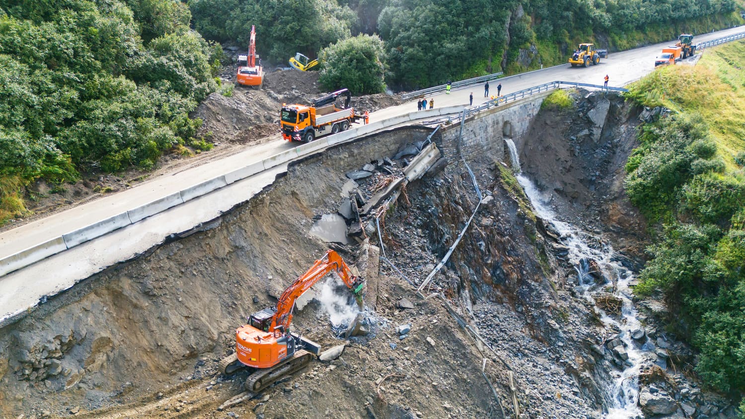 Unwetterschäden und Aufräumarbeiten auf der Arlbergpassstraße in Klösterle in Vorarlberg