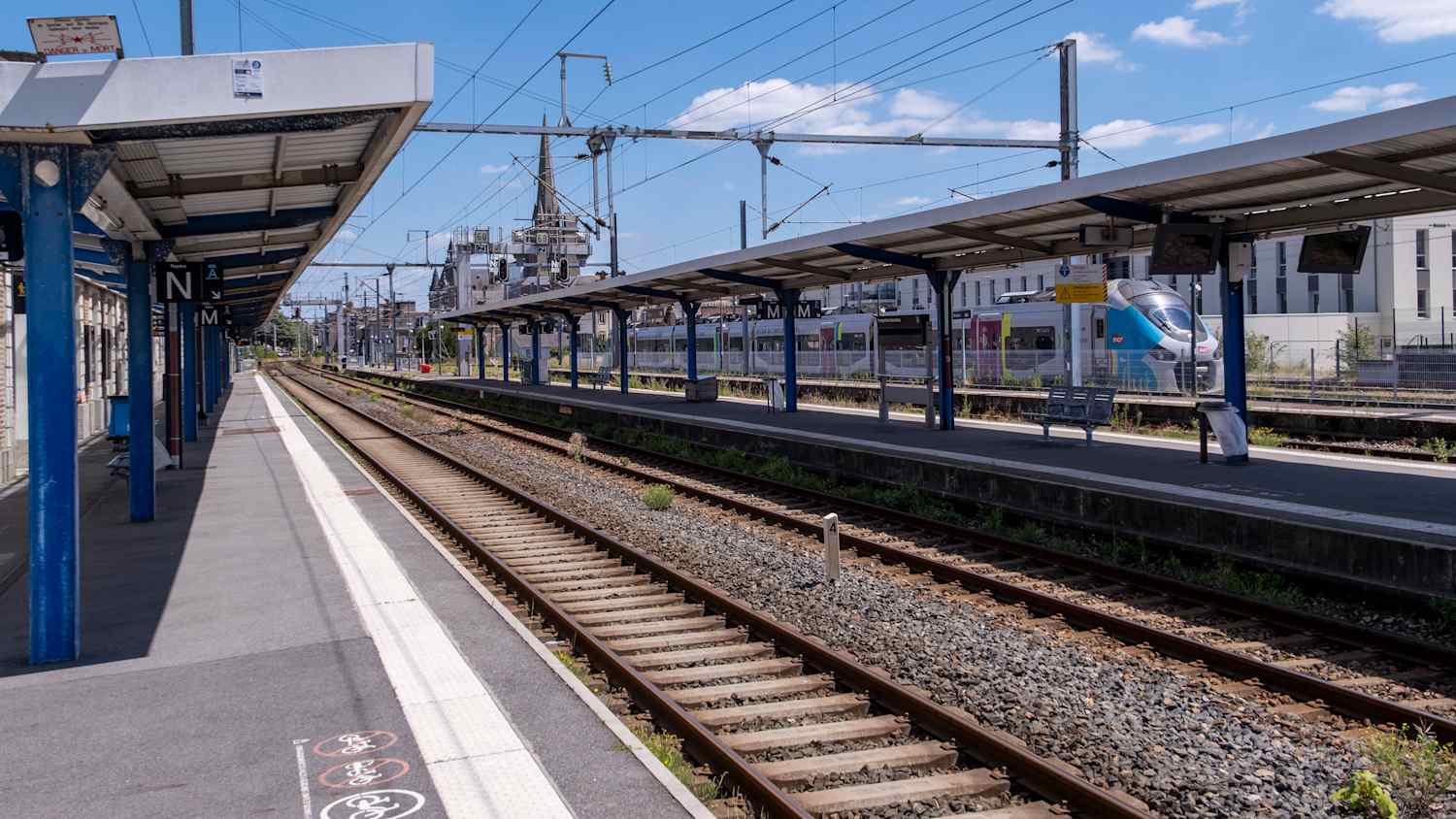 Leeres Bahngleis in Frankreich während eines Generalstreiks