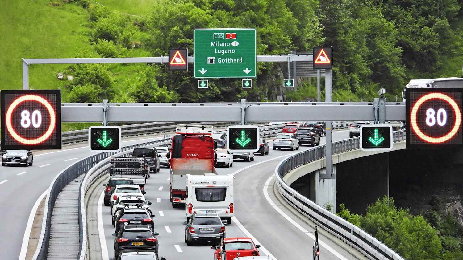 Stau vor dem Gotthardtunnel.