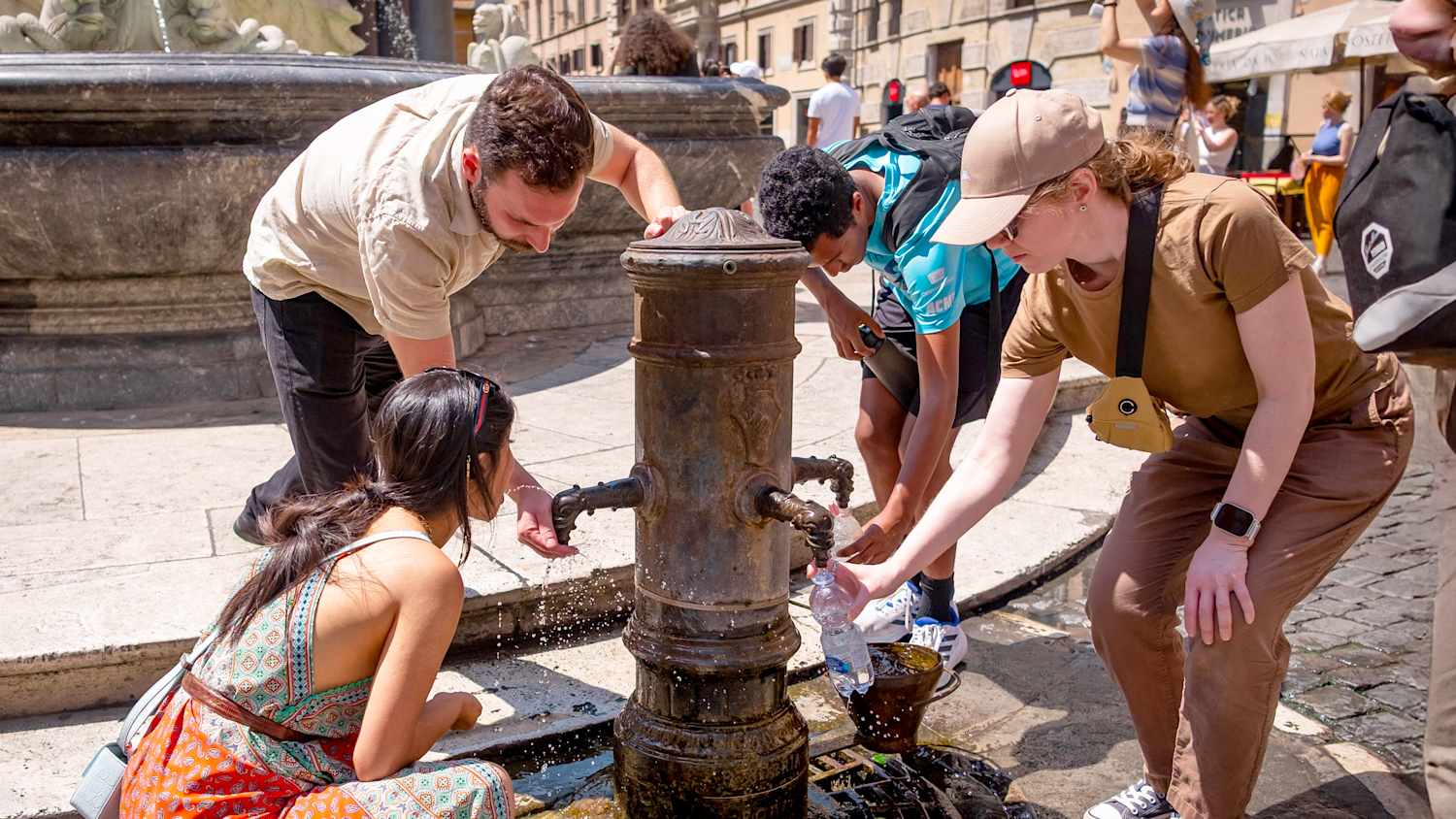 Die Sommerhitze hat die Ewige Stadt bereits seit über einer Woche erreicht. Touristen erfrischen sich mit dem Wasser der Brunnen und öffentlichen Trinkbrunnen.