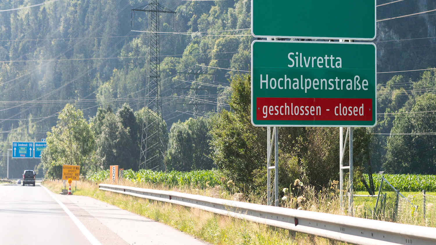 Ein Strassenschild weist auf die Sperrung der Silvretta Hochalpenstrasse hin