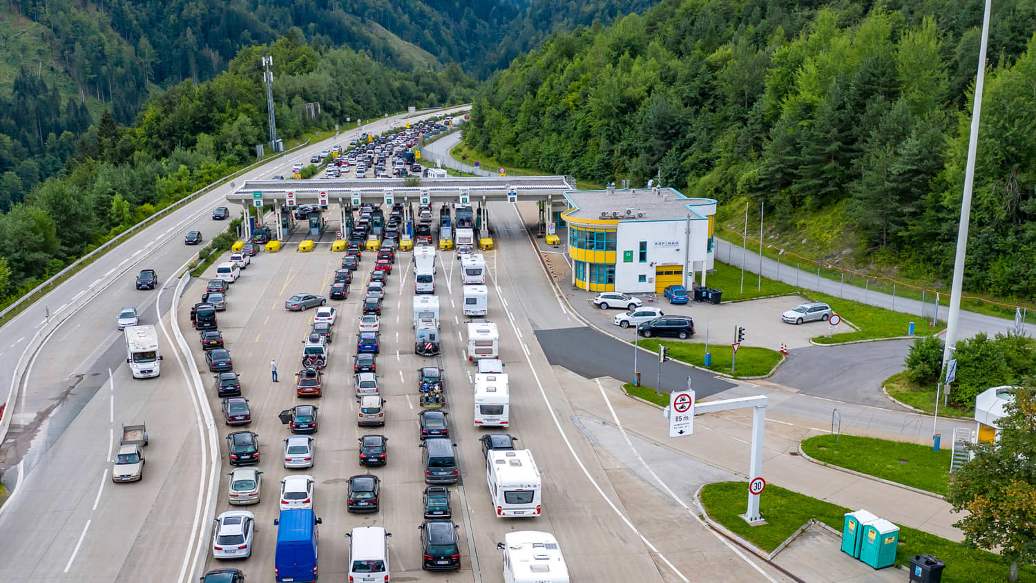 Rückreiseverkehr und Ausreiseverkehr am Autobahngrenzübergang Karawankentunnel.