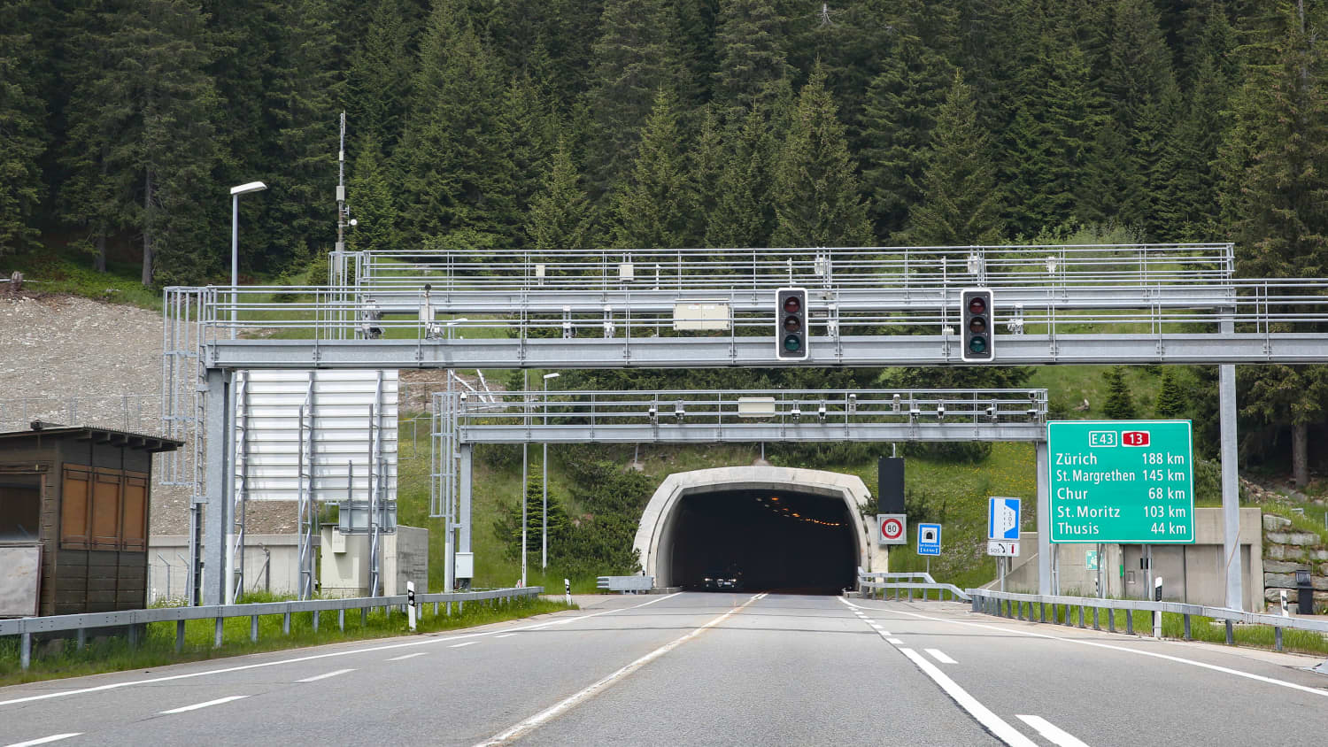 Einfahrt in den San Bernardino Tunnel in der Schweiz