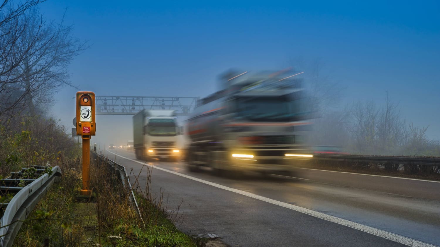Eine Notrufsäule an der Autobahn