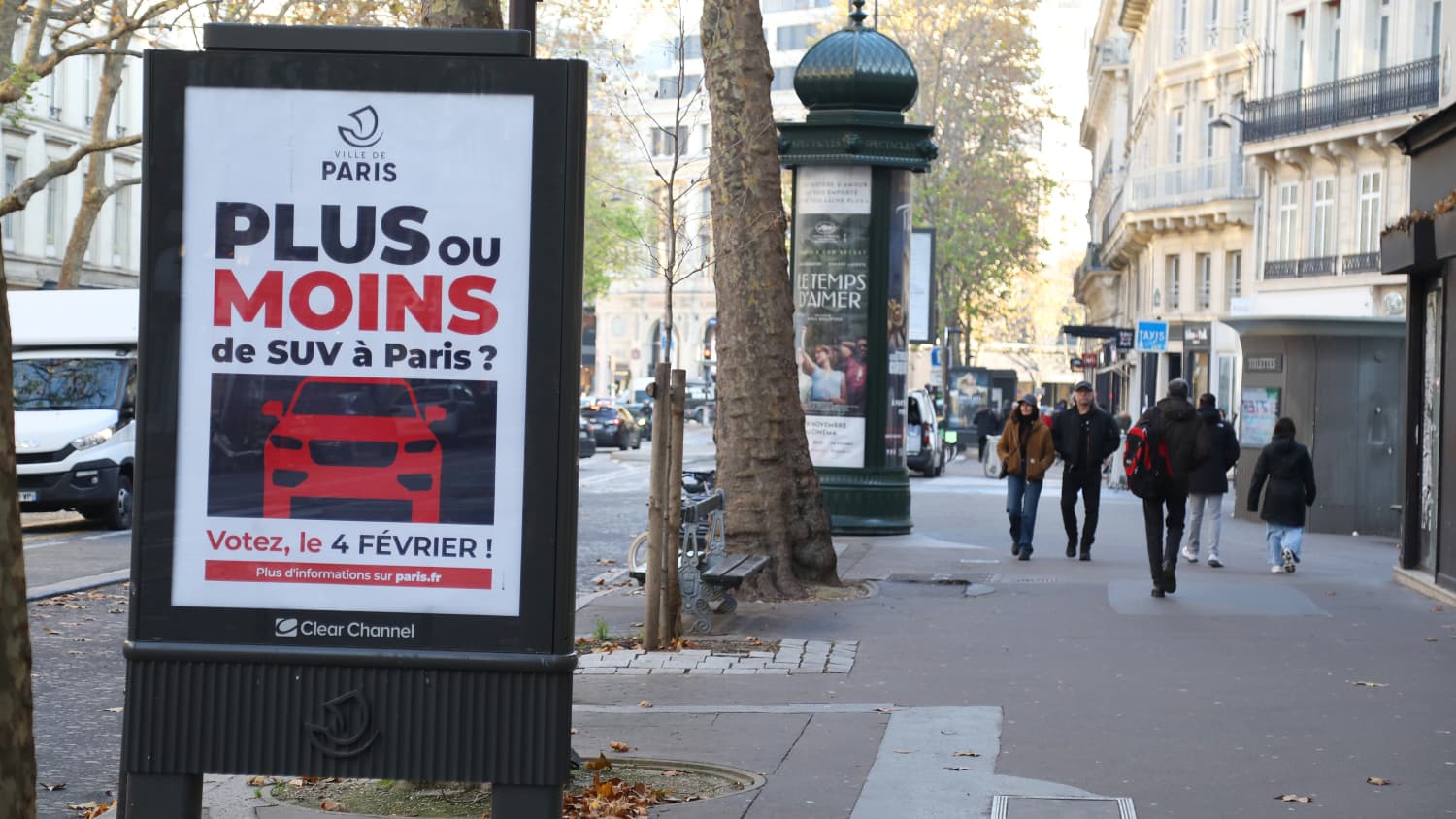 Ein Blick auf die Plakatwand mit einem Referendumsplakat in Paris, Frankreich am 22. November 2023.