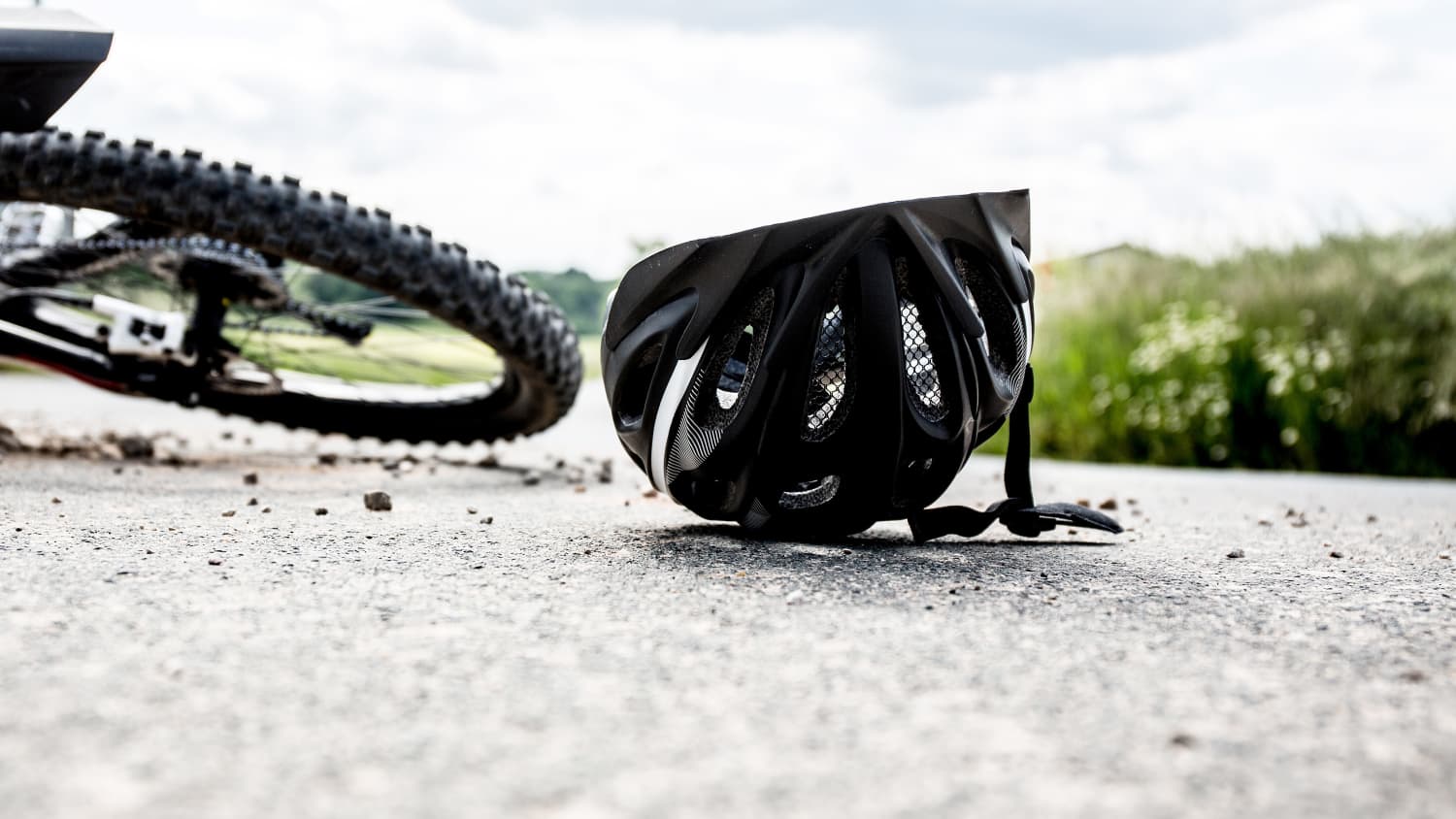 Ein Helm der nach einem Fahrradsturz auf dem Boden liegt