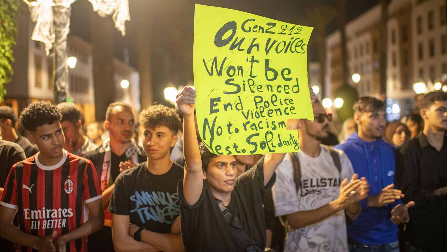 Junge Menschen versammeln sich zu einer Demonstration in Rabat, um Reformen im Bildungs- und Gesundheitswesen zu fordern und gegen Korruption zu protestieren.