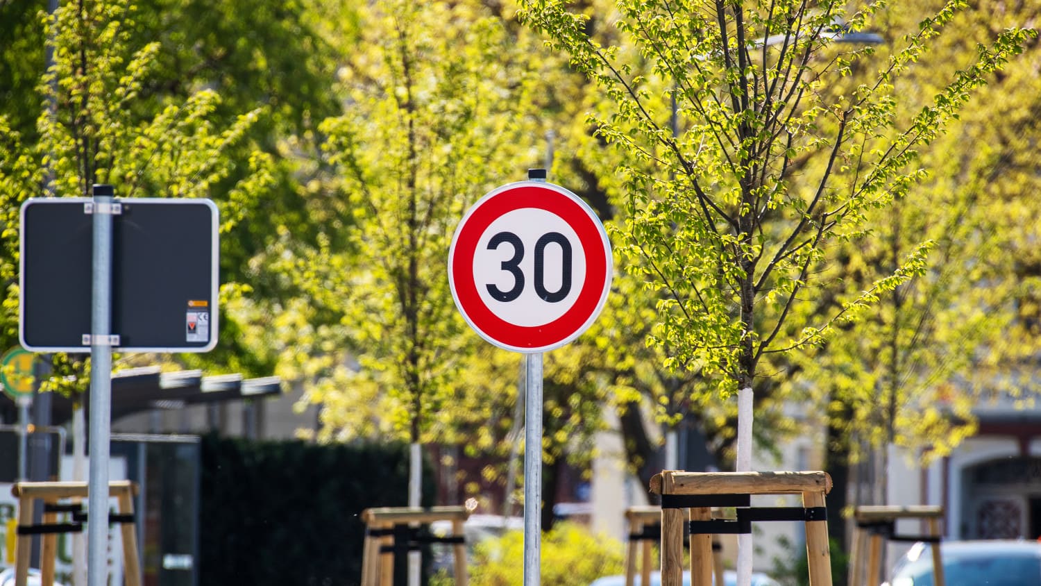 Ein Tempo 30 Verkehrsschild in der Stadt