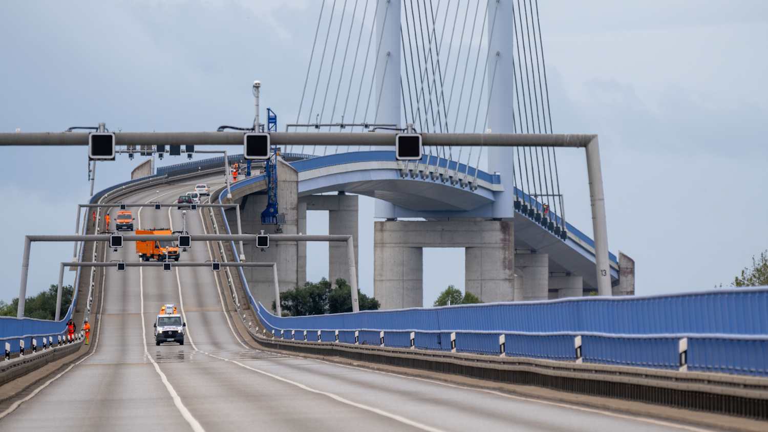 Baustellenfahrzeuge auf der gesperrten Rügenbrücke