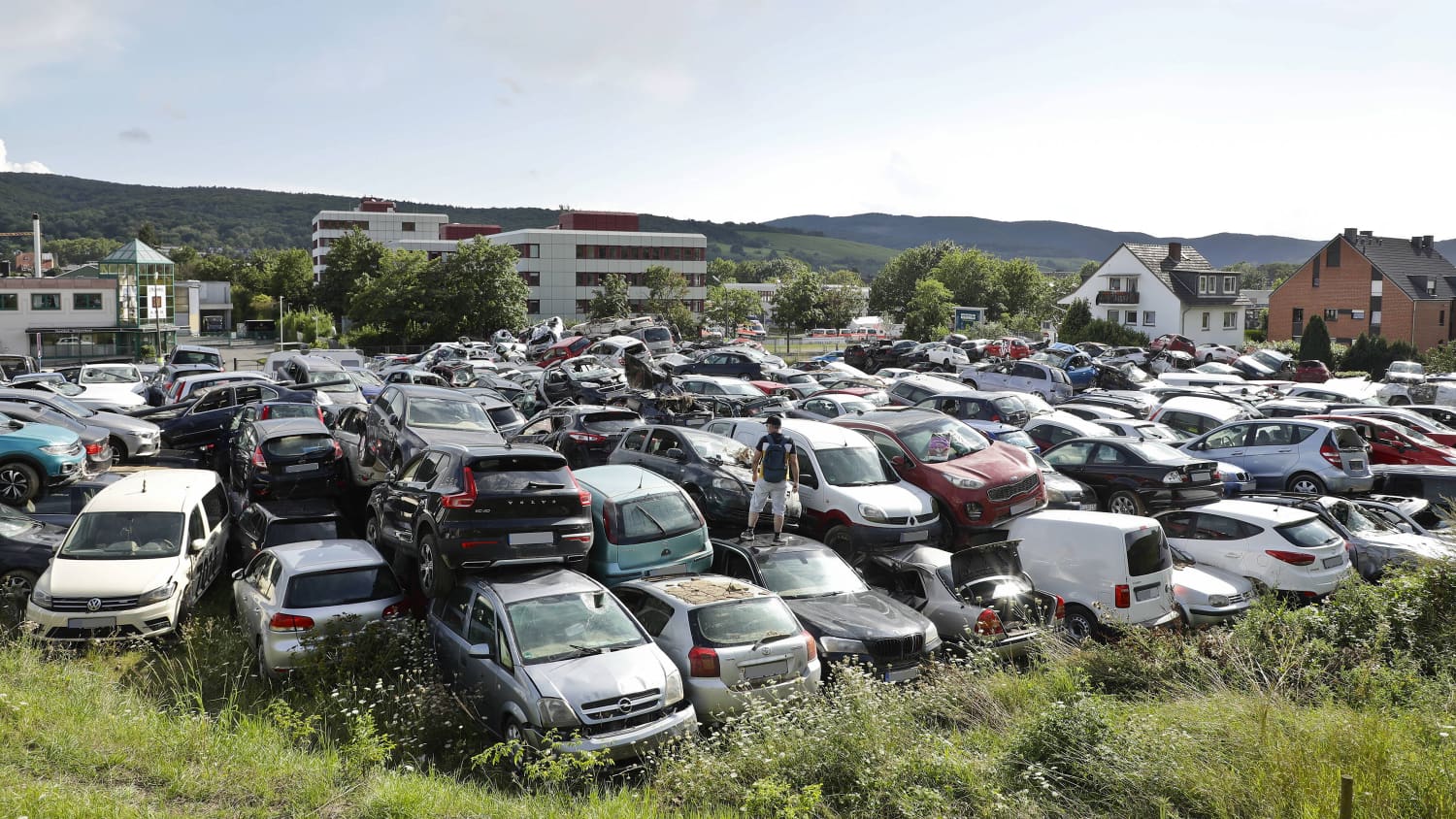Ein Schrottplatz mit vielen Autos im Ahrtal