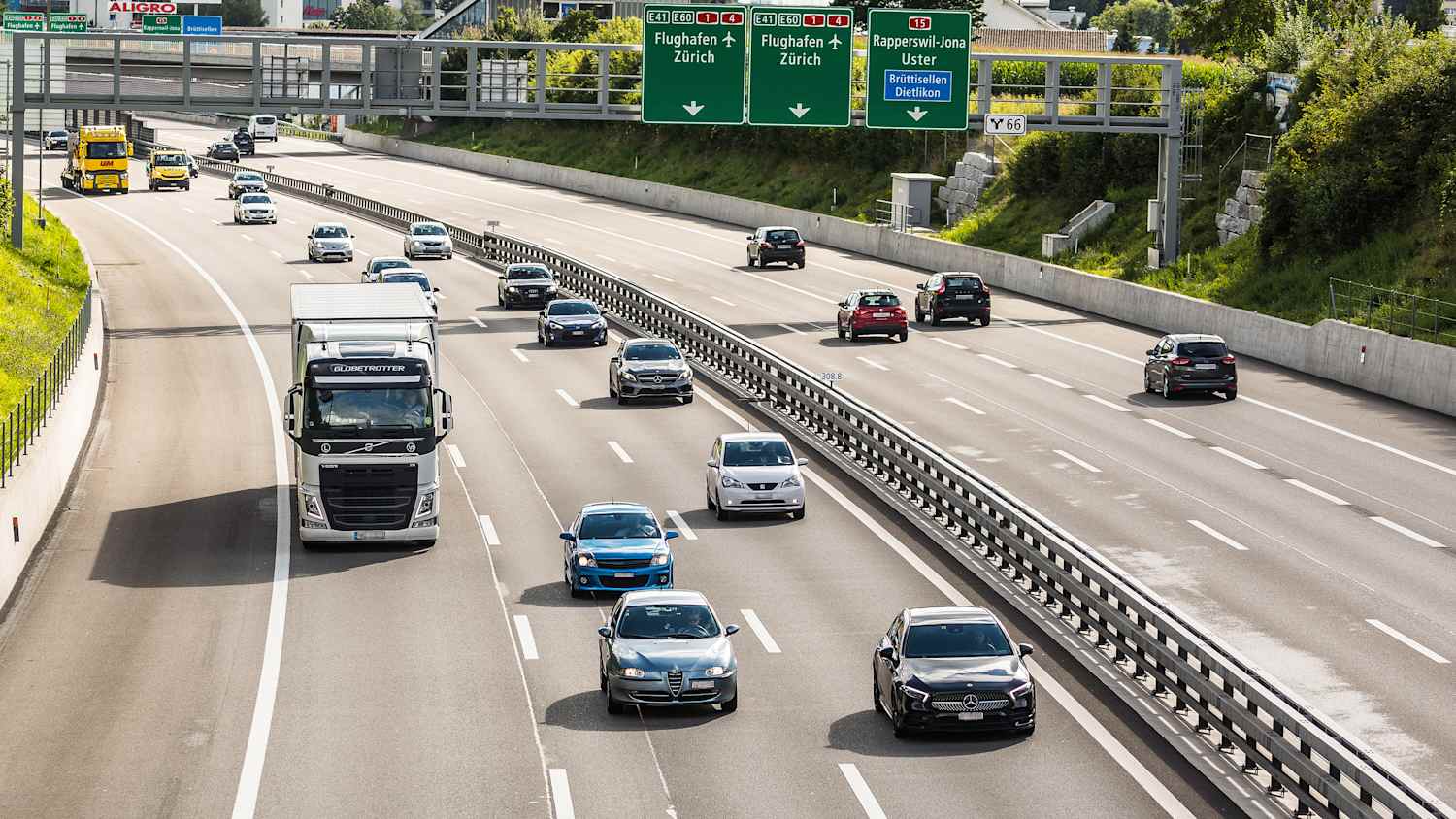 Ein Autofahrer fährt auf der A1 in der Schweiz zu nah auf