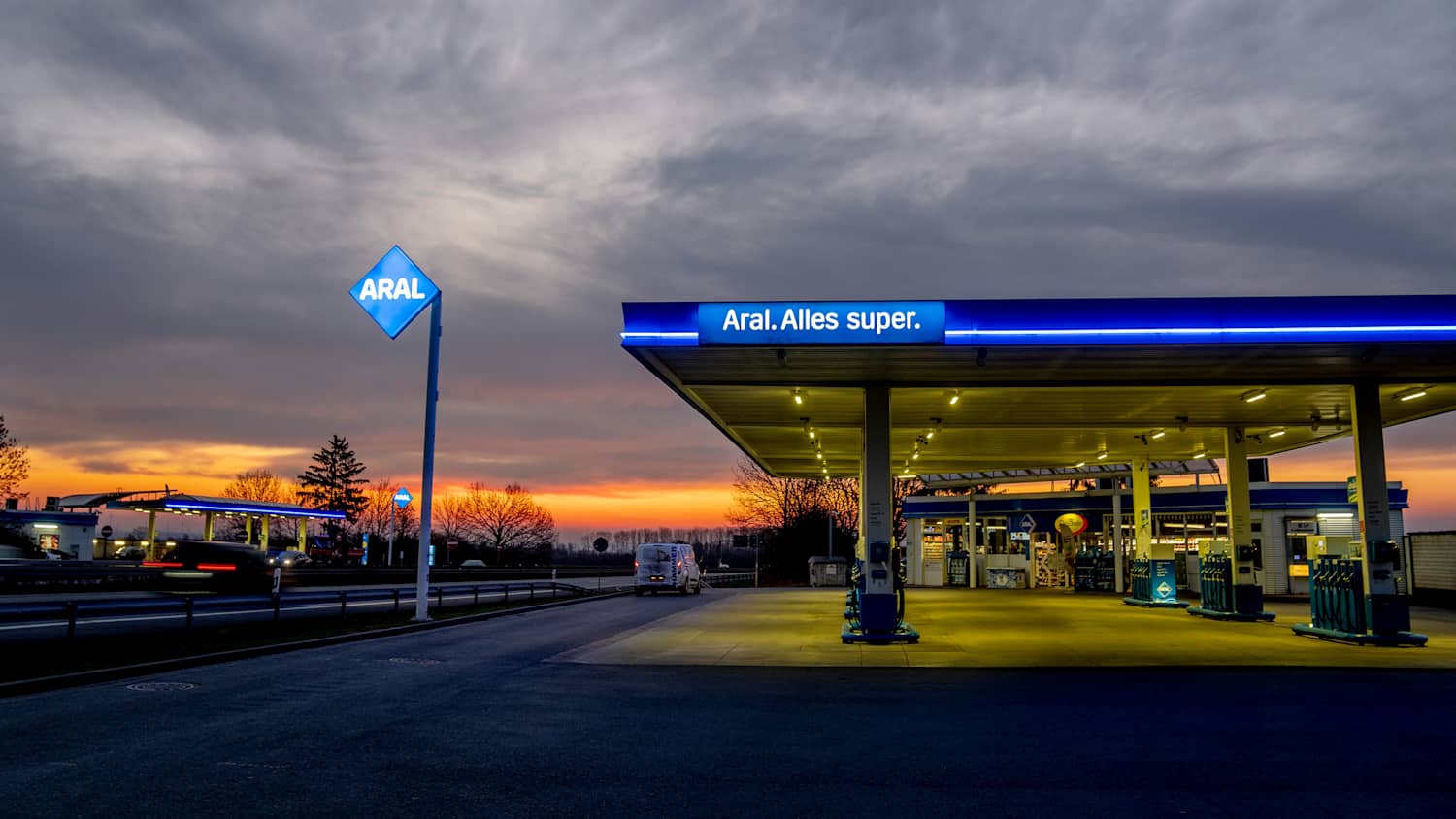 Eine Tankstelle ist auf einer Autobahn in der Nähe von Frankfurt