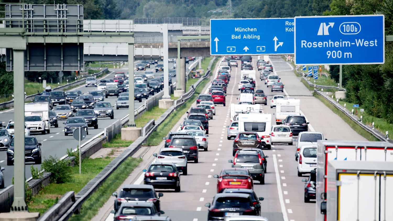 Dichter Verkehr schiebt sich kurz hinter dem Autobahndreieck Inntal über die A8 in Fahrtrichtung München.