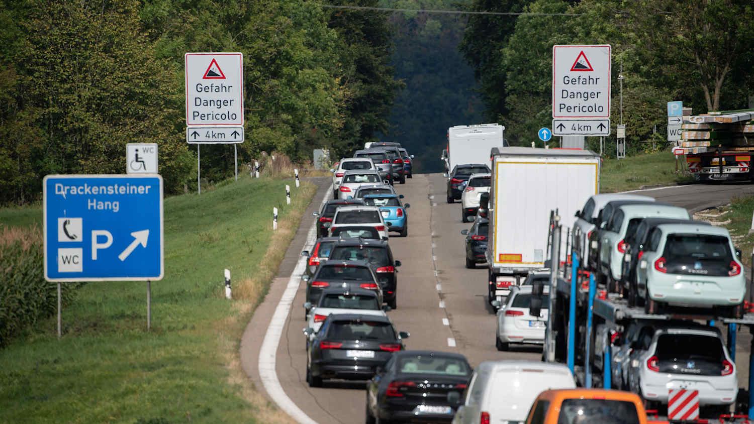 Autos fahren auf der A8 in stockendem Verkehr auf den Drackensteiner Hang zu.