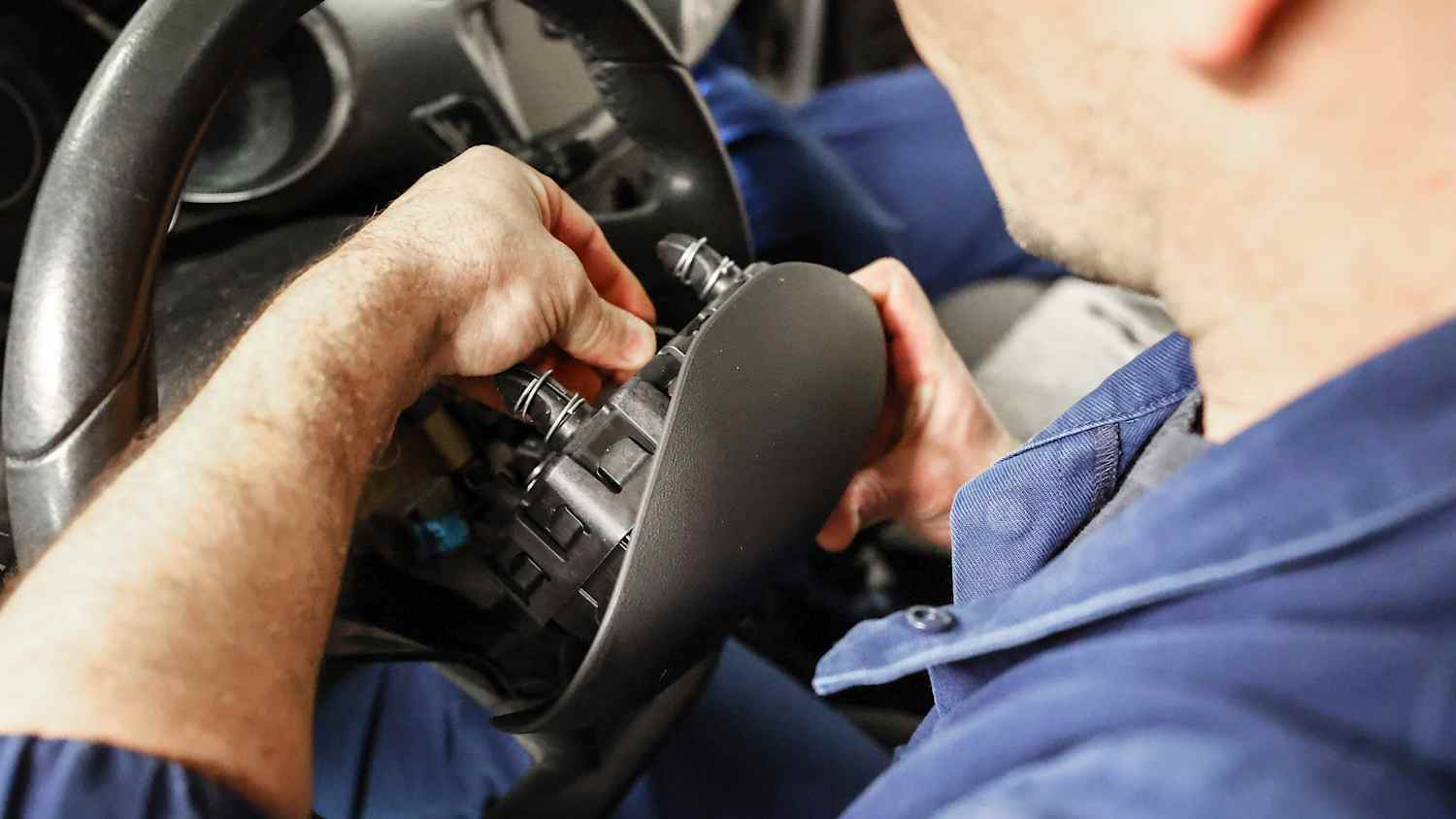 Defekte Takata-Airbags werden in einer Werkstatt ausgetauscht