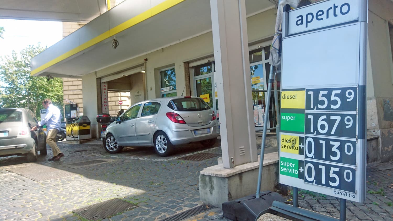 Preisanzeige an einer Tankstelle in Italien