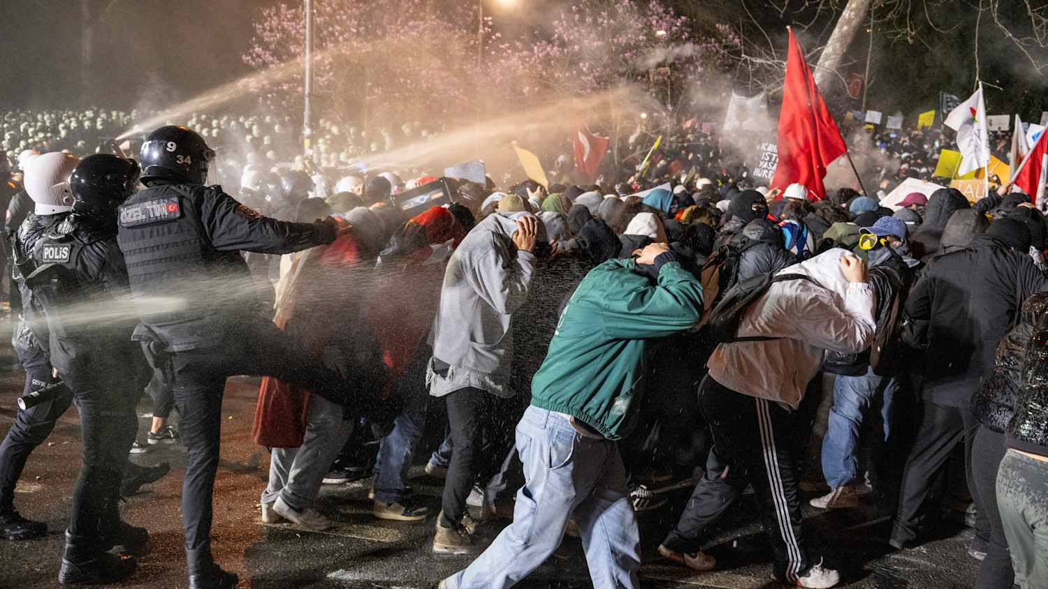 Proteste in der Türkei Gegen die Verhaftung des Istanbuler Bürgermeisters Imamoglu
