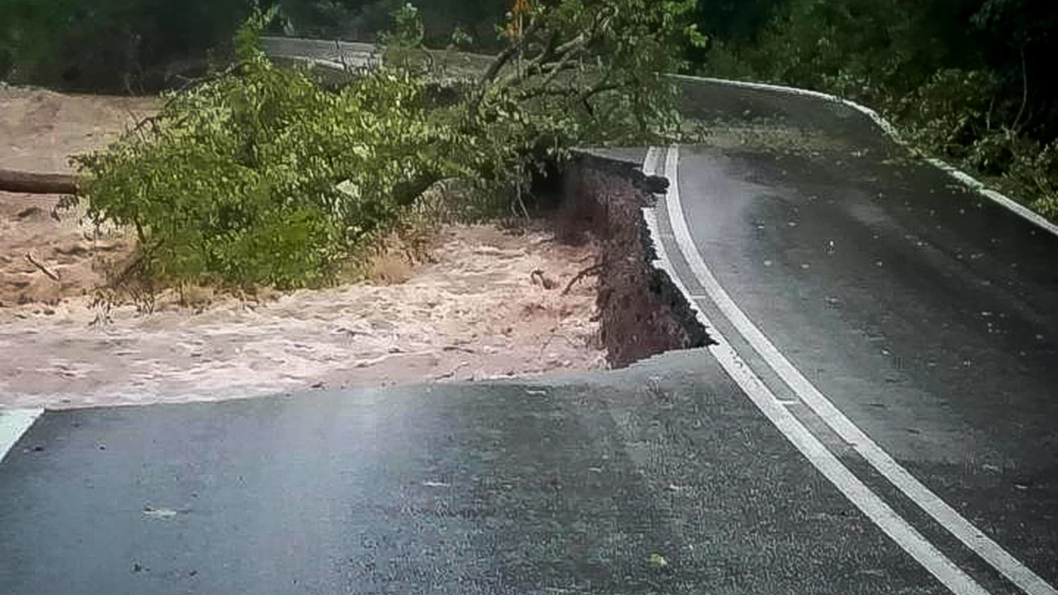 Das Sturmtief Elias reißt eine Straße auf Euböa weg