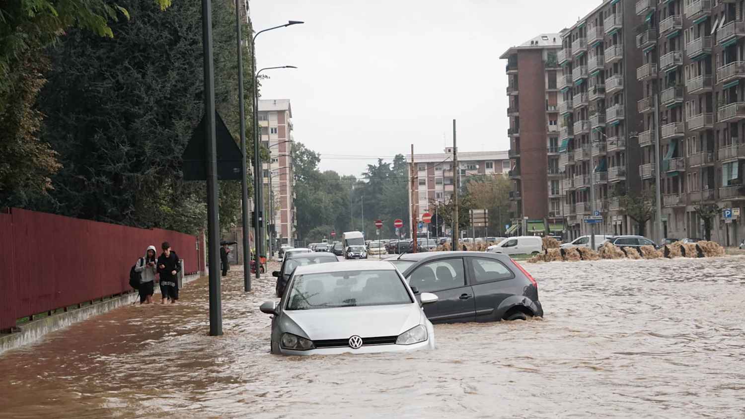 Der Fluss Seveso tritt in Niguarda aufgrund des schlechten Wetters in Mailand, Italien, über die Ufer
