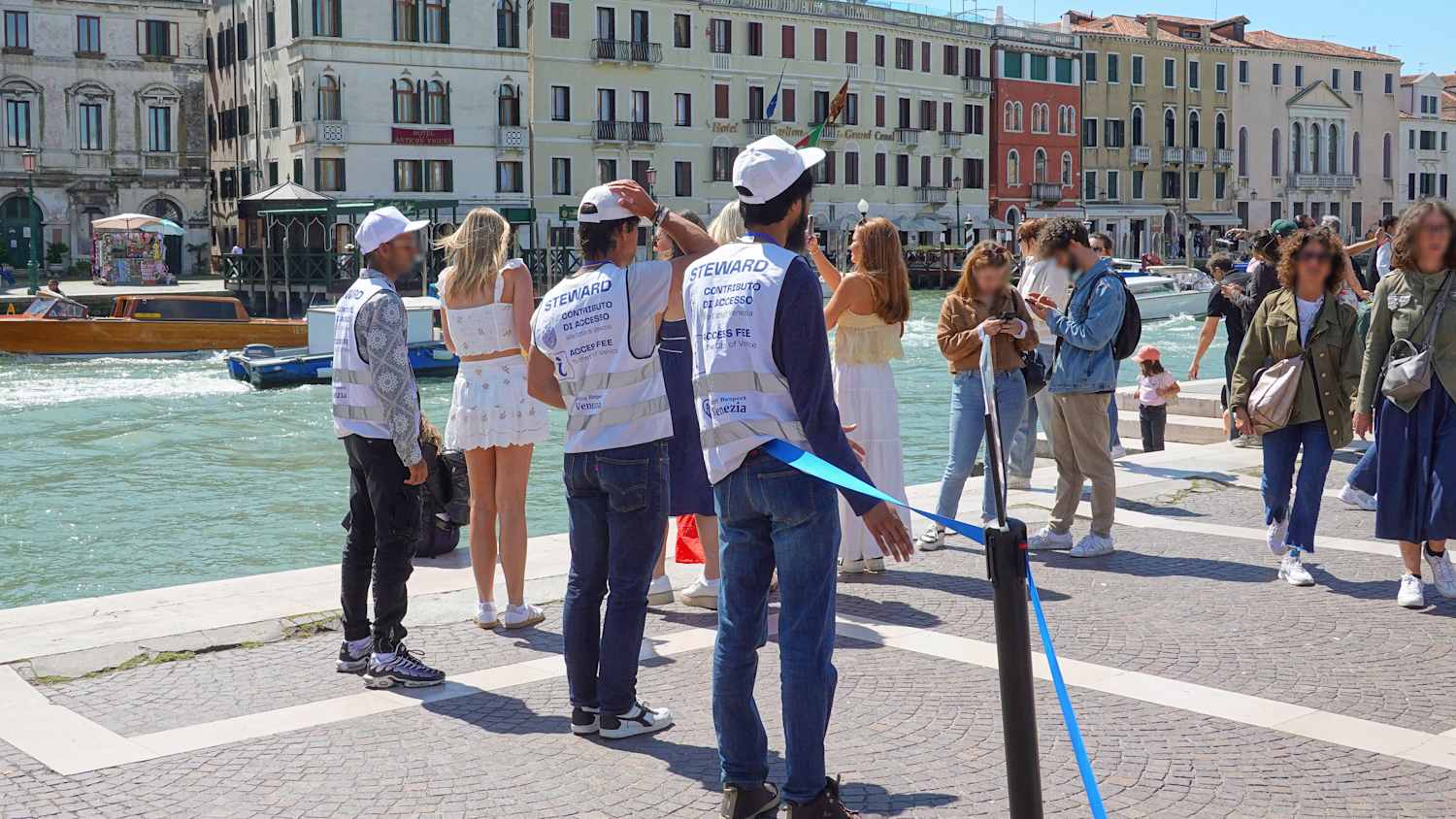 In Venedig überprüfen drei Männer ob Touristen die Gebühr für Touristen bezahlt haben