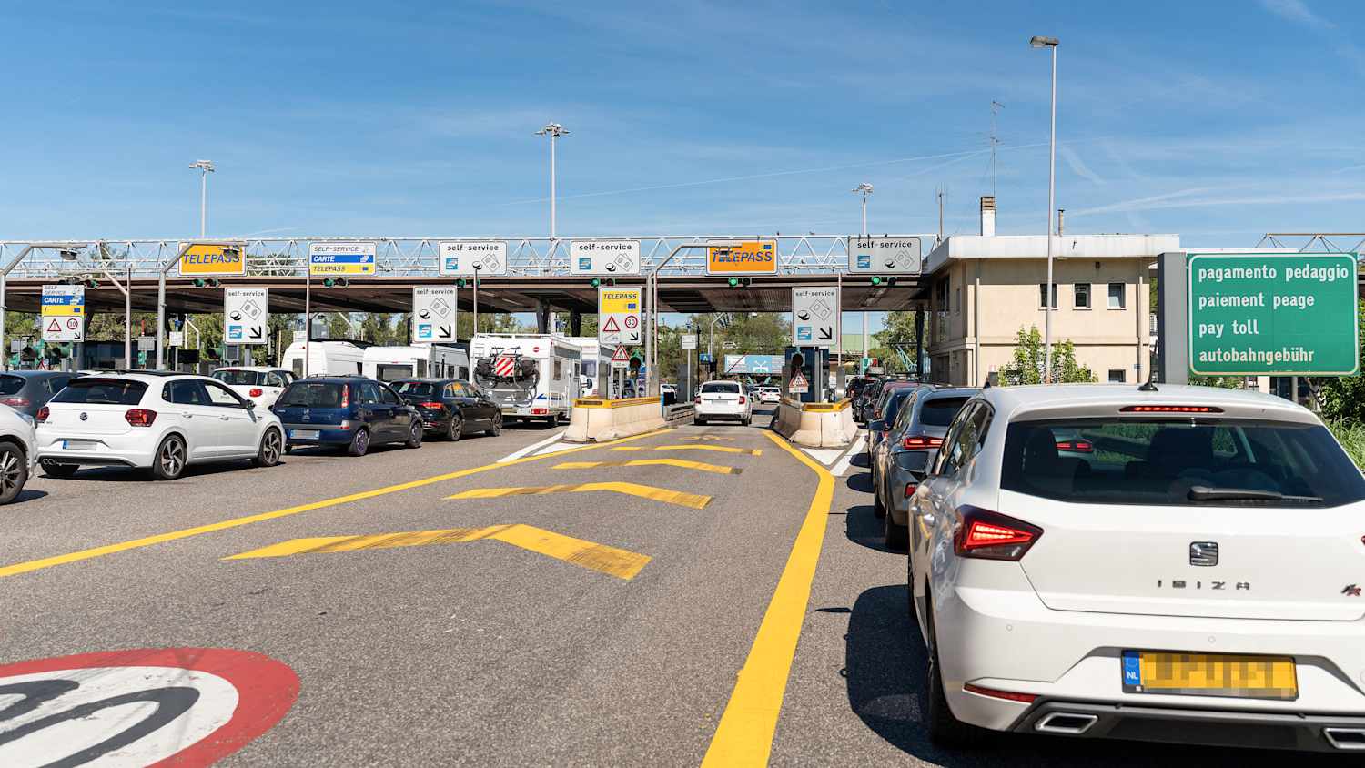Autos stehen an einer Mautstelle in Italien