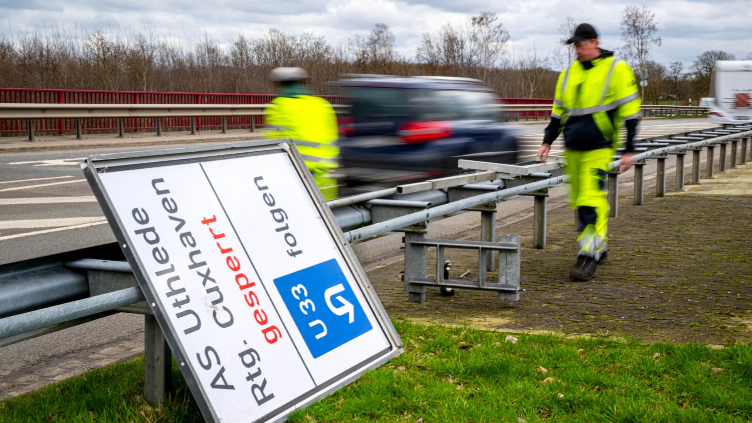 Ein Schild mit Informationen zu Umleitungen wird an der A27 angebracht.