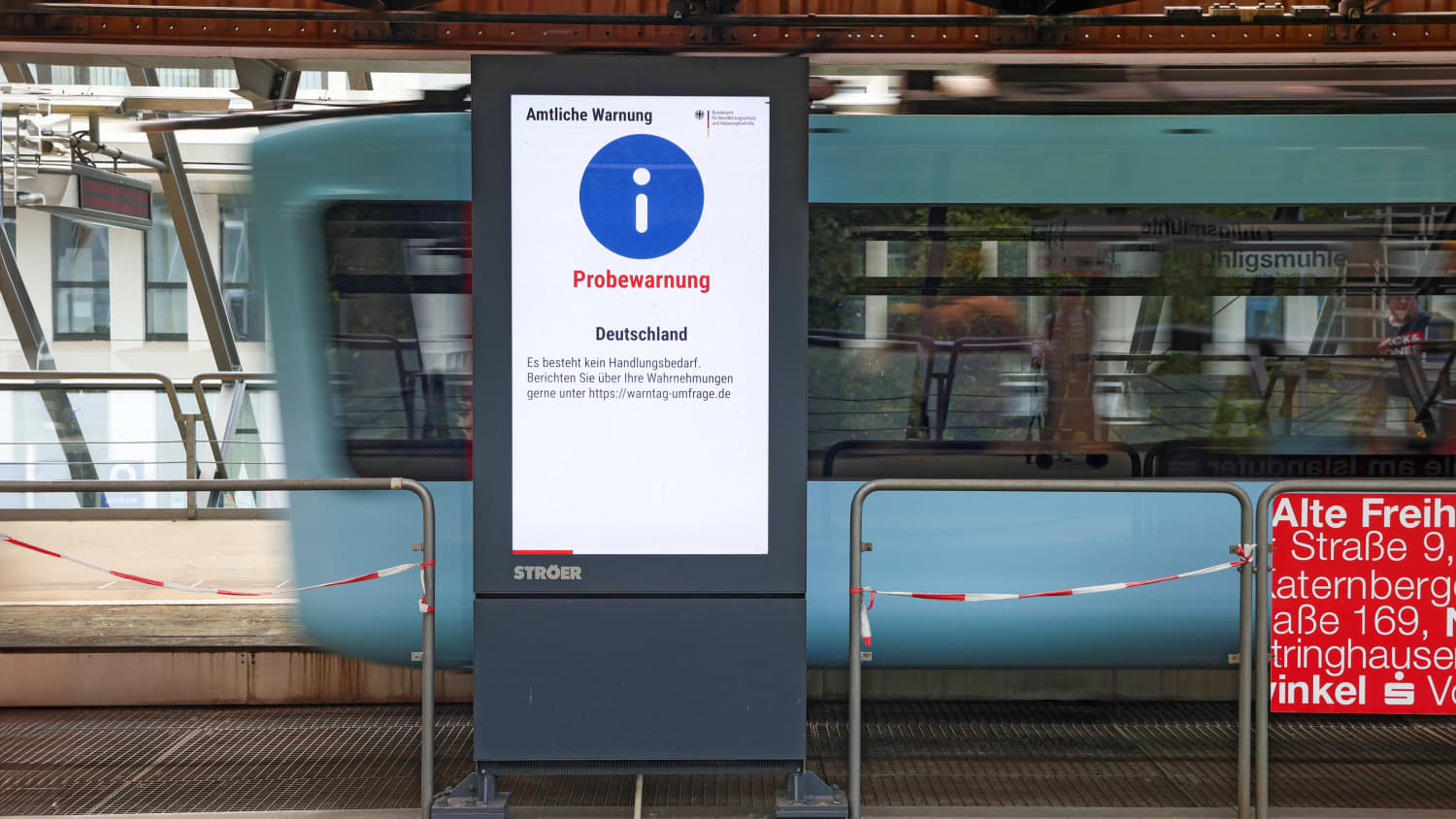 Probewarnung am Warntag auf einer Werbetafel der Wuppertaler Schwebebahn