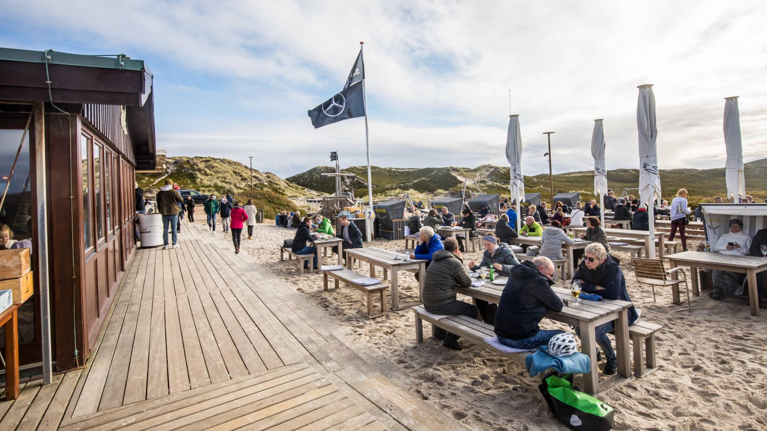 Gäste vor der Sansibar auf Sylt