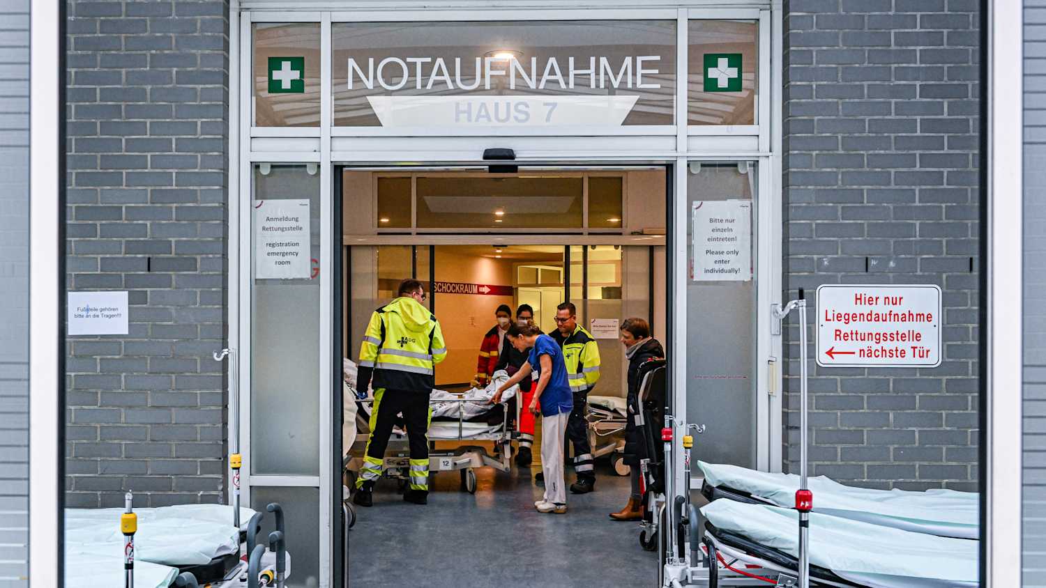 Sanitäter schieben eine Patientin in die Notaufnahme eines Krankenhauses