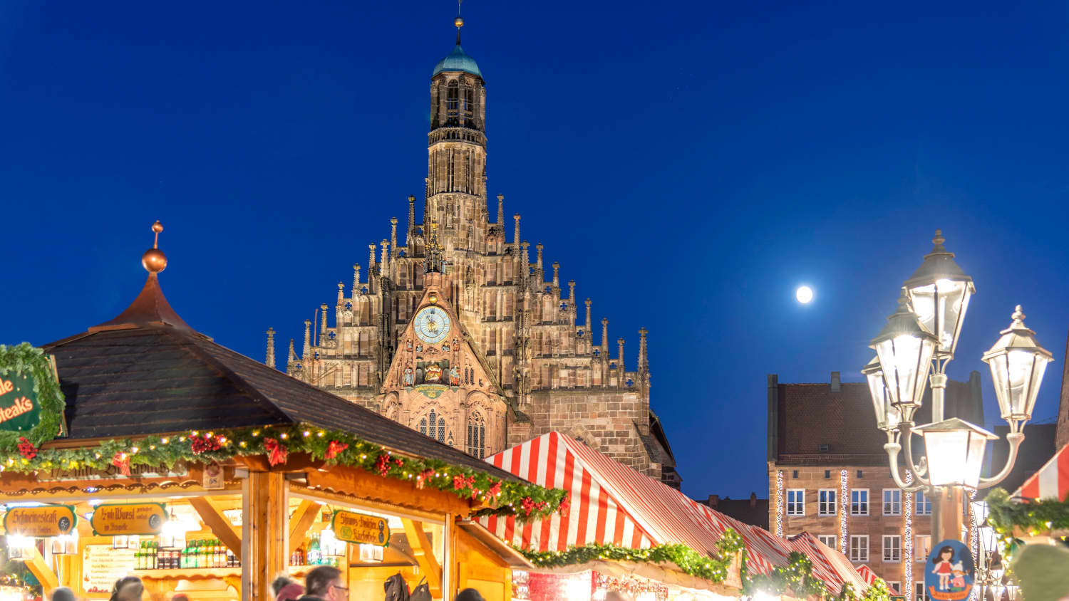 Christkindlesmarkt in Nürnberg mit Frauenkirche im Hintergrund