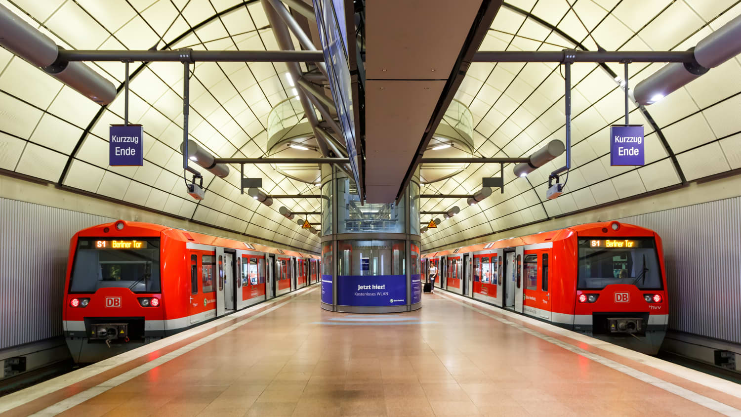S-Bahn Zug der Deutsche Bahn an der Haltestelle Flughafen Airport in Hamburg, Deutschland.