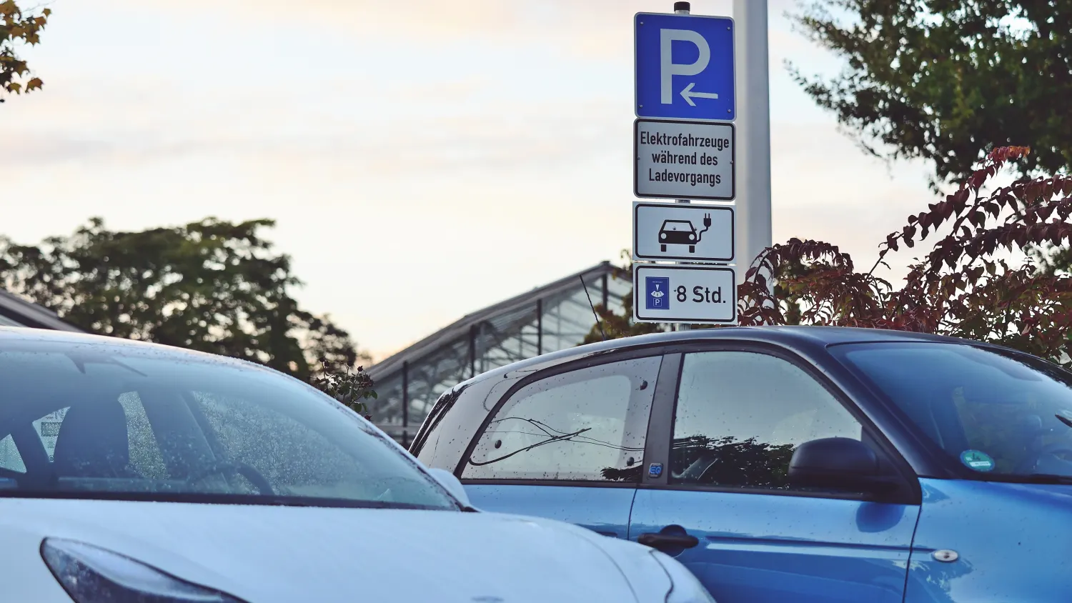 Parken auf einem Elektroautoparkplatz kann teuer werden!