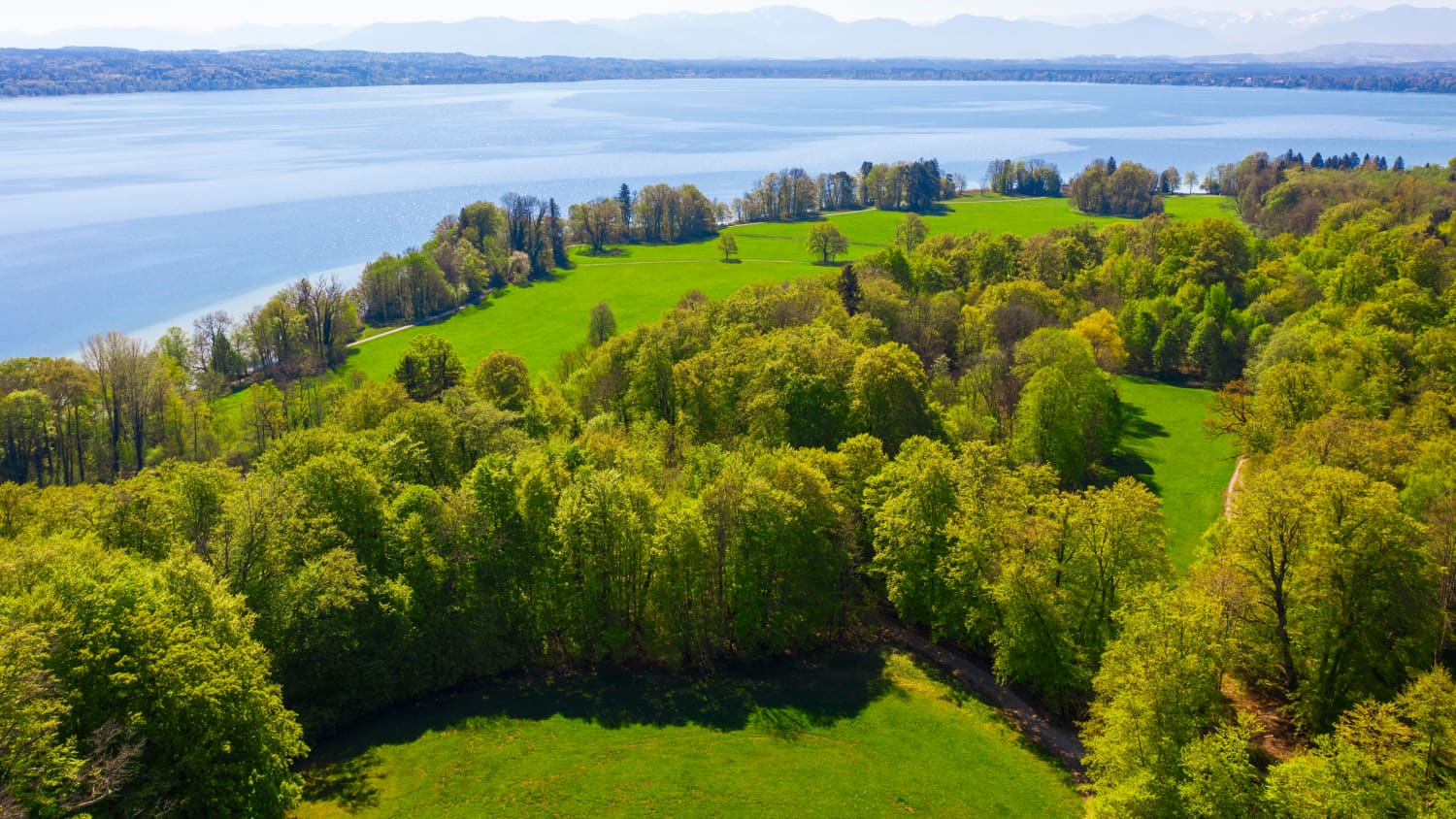 Luftaufnahme des Bernrieder Parks mit Blick auf den Starnberger See