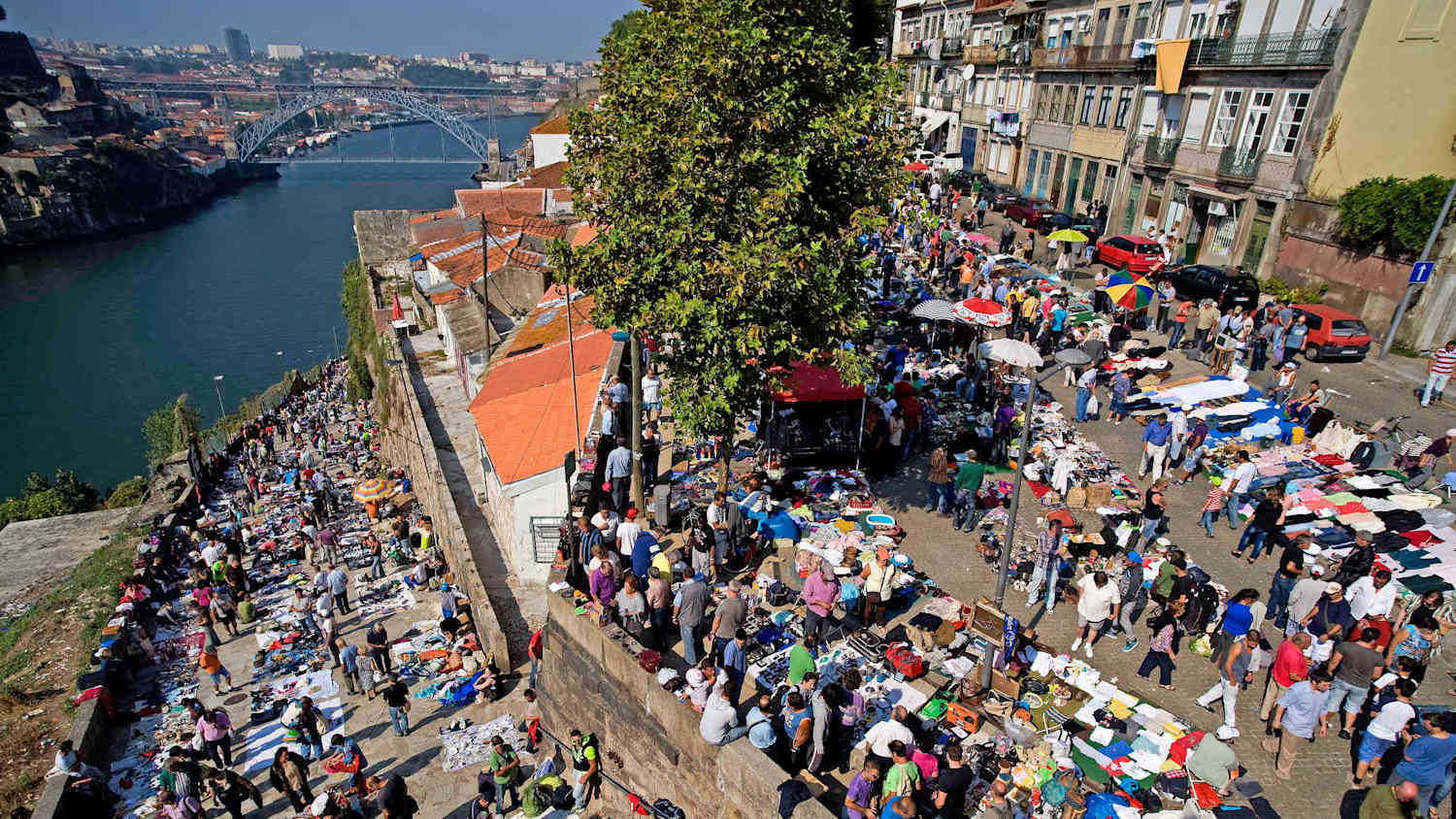Blick auf den Flohmarkt Feira da Vandoma in Porto