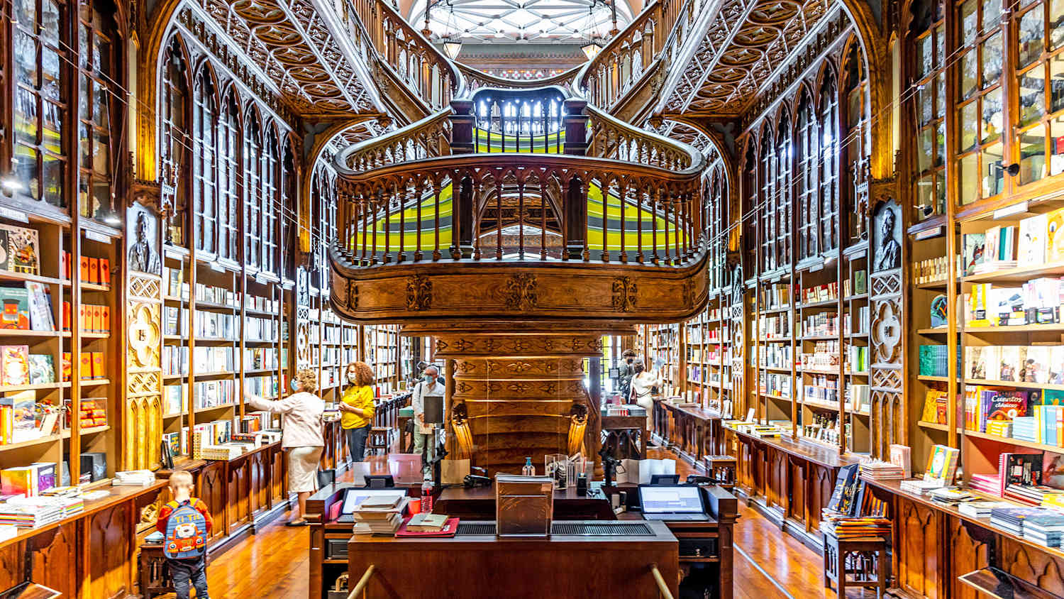 Innenansicht des Buchladens Livraria Lello e Irmao in Porto