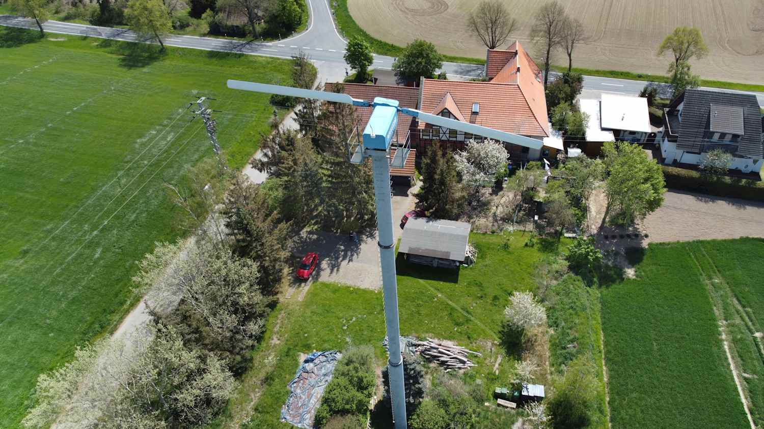 Eine Windkraftanlagen auf privatem Gelaende mit der Drohne fotografiert