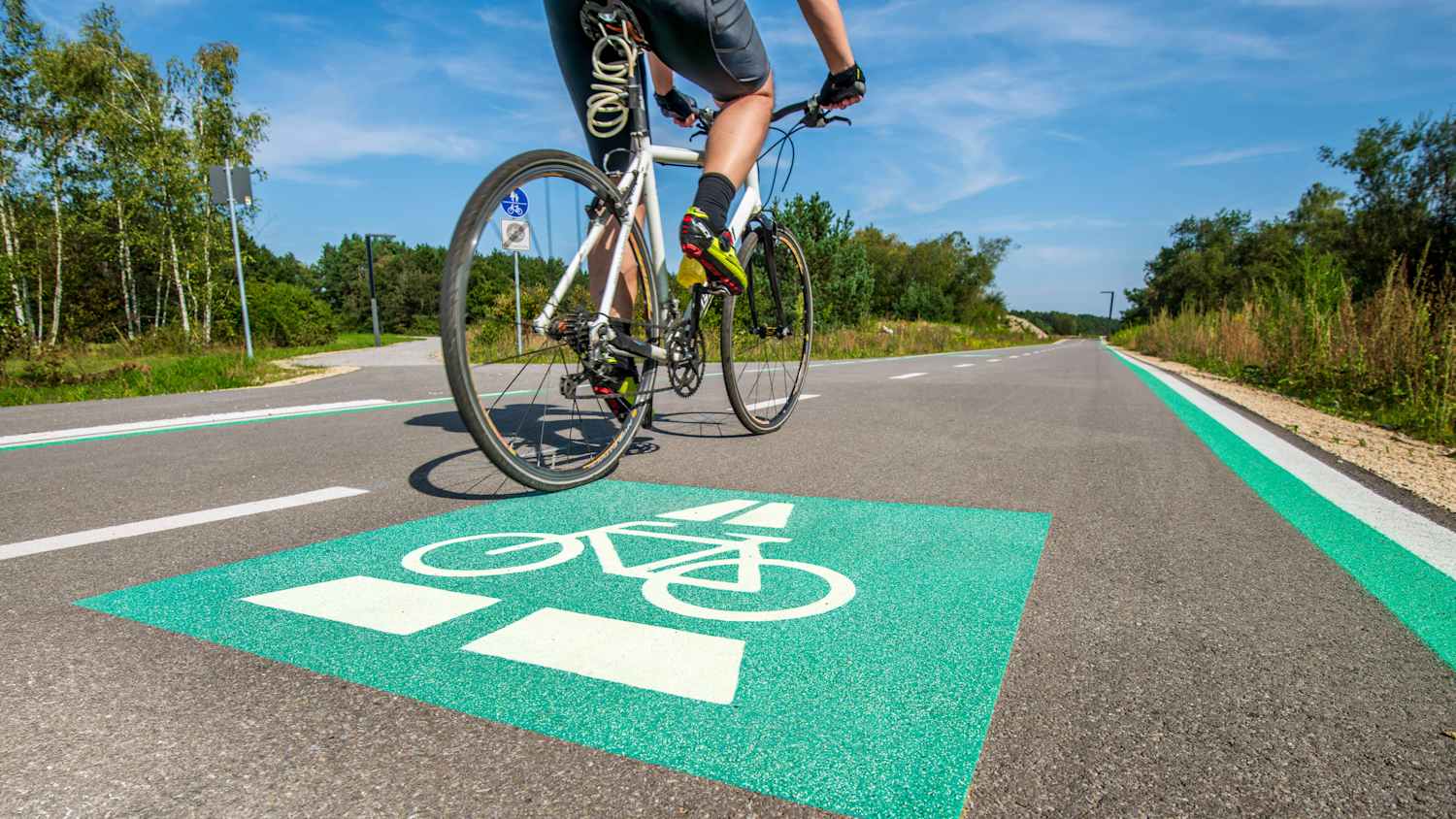 Ein Radschnellweg ist mit einem grünen Schild gekennzeichnet