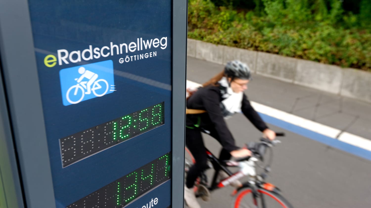 Radfahrerin auf Göttinger eRadschnellweg