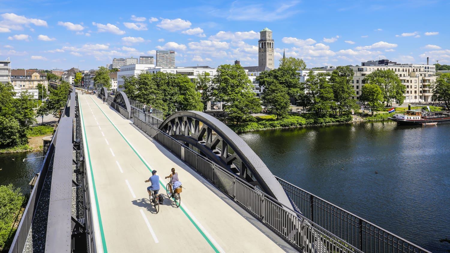 Fahrradautobahn auf einer Eisenbahnbrücke in Mühlheim an der Ruhr