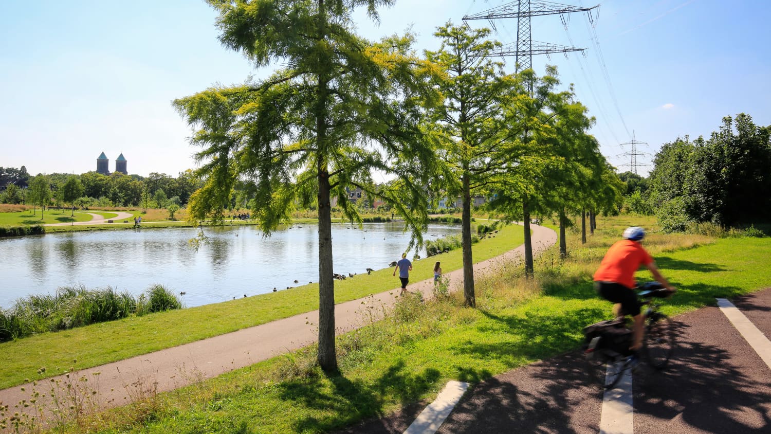 Auf den Krupp-Guertel bei Essen sind Fahrrad und Fußgängerwege getrennt