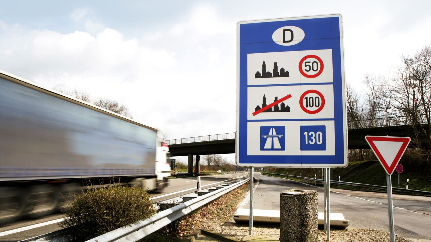 Eine Verkehrstafel zur Richtgeschwindigkeit in Deutschland an der Autobahn