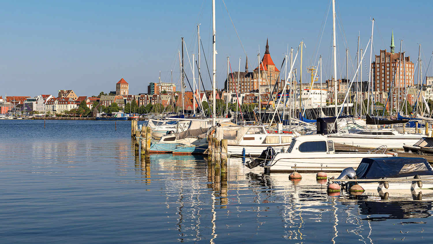 Boote liegen im Stadthafen von Rostock