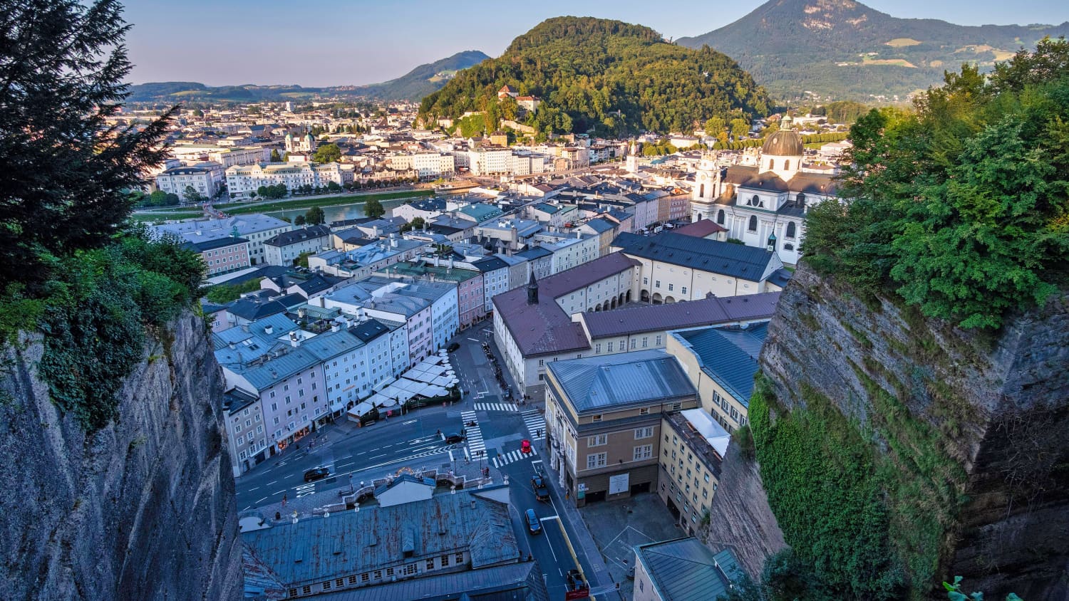 Blick vom Mönchsberg auf die Stadt Salzburg