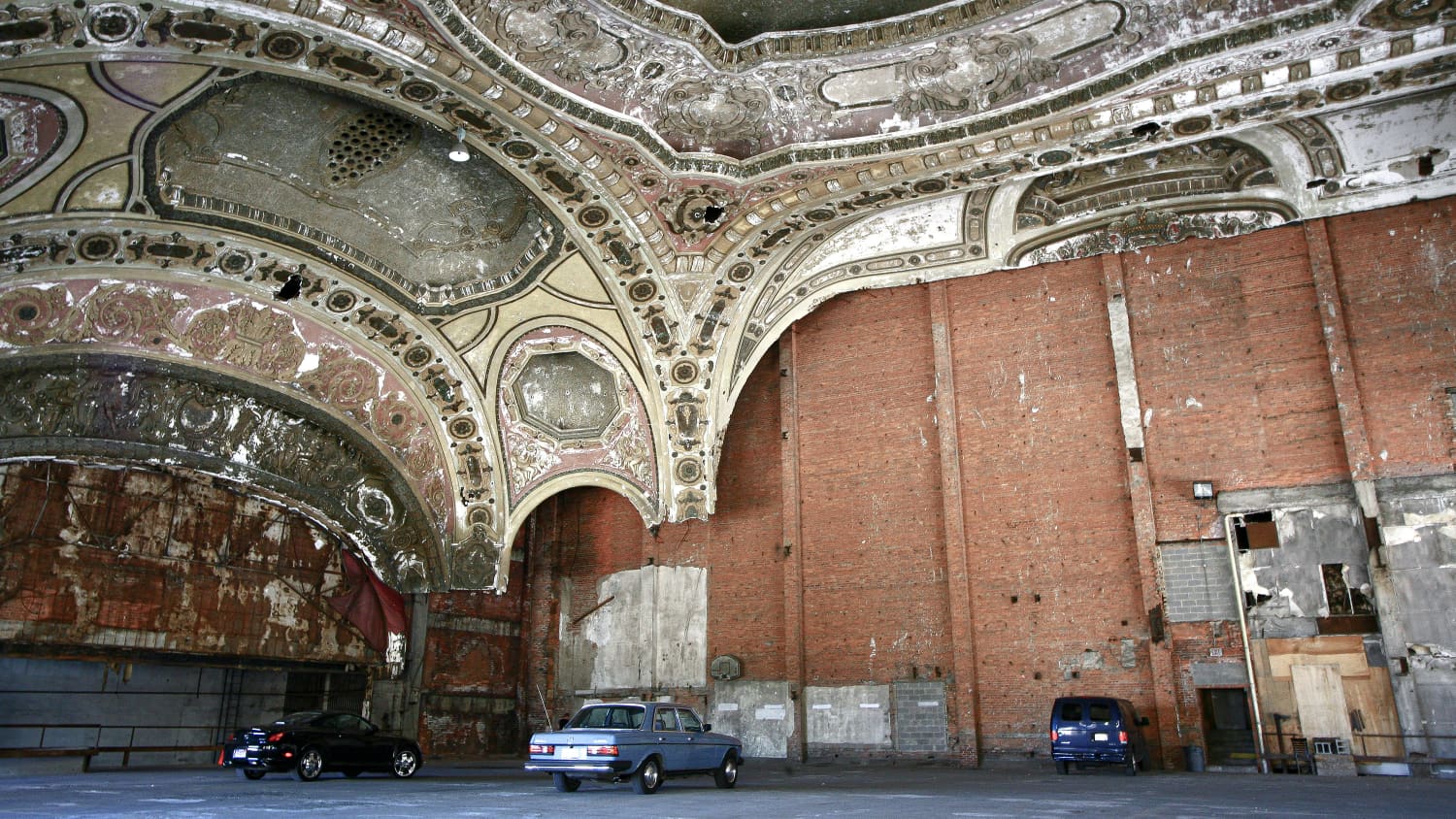 Autos parken im Michigan Theatre, das als Parkhaus genutzt wird