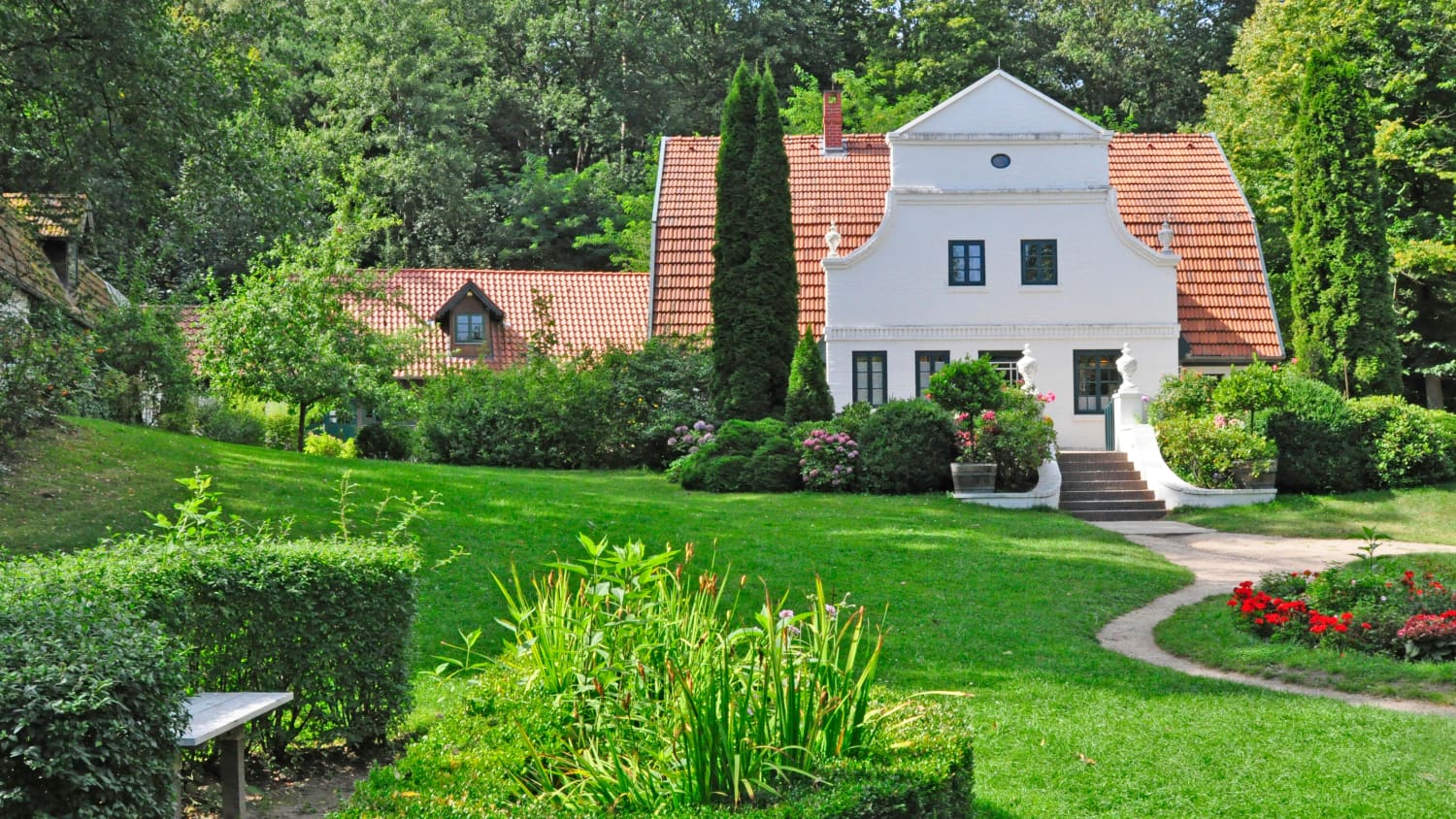 Weisse Villa in einem Park im Künstlerdorf Worpswede nahe Bremen
