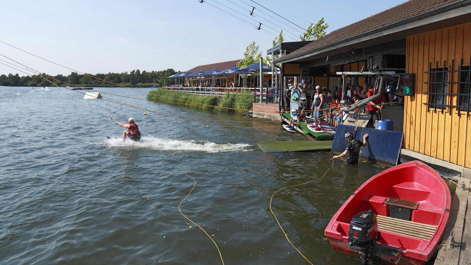 Menschen fahren auf dem Alfsee Wasserski