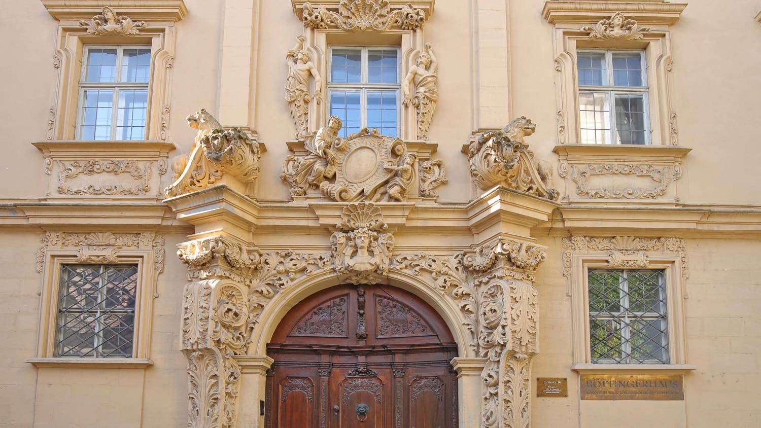 Die Eingangstür des Böttingerhauses in Bamberg
