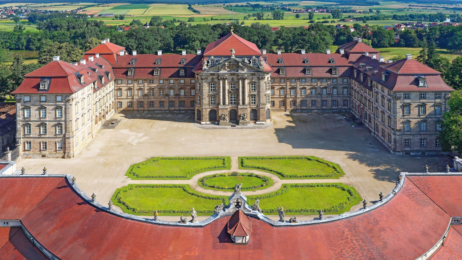 Luftbild von Schloss Weißenstein im Stil des Fränkischen Barock in einem Ortsteil von Pommersfelden in Oberfranken