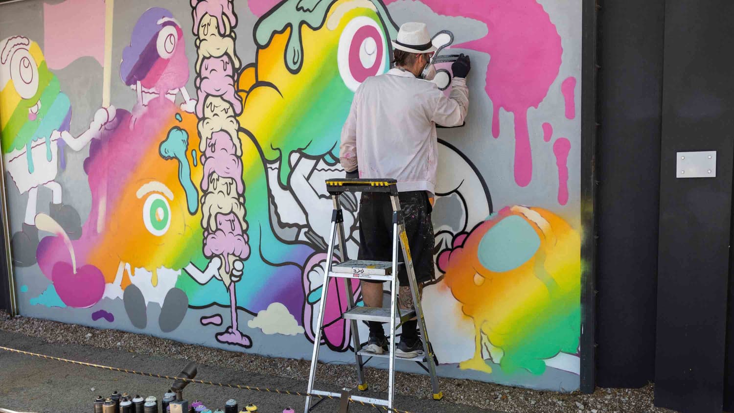 Graffiti-Künstler im Stadtviertel Wynwood, Miami bei der Arbeit.